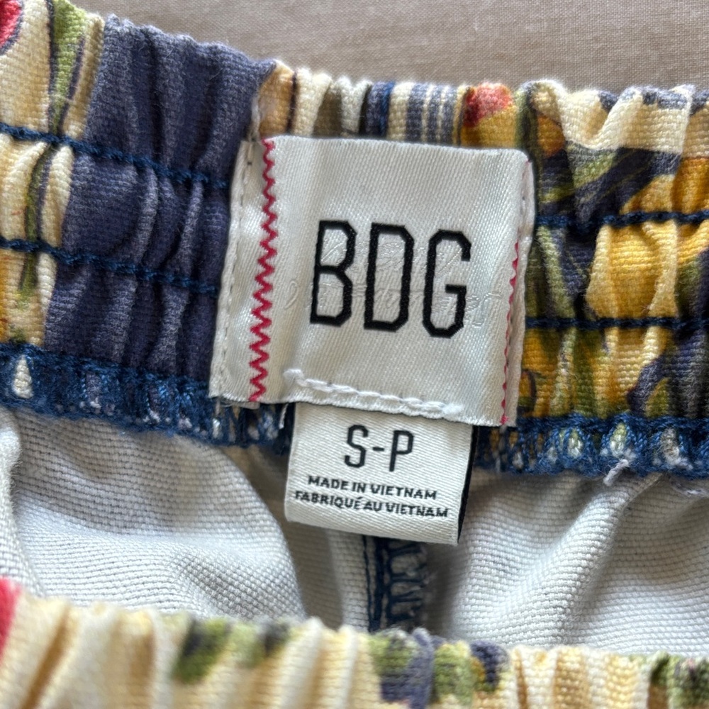 BDG Navy Multicolor Seed Packet Print Cropped Capris - Picture 5 of 5